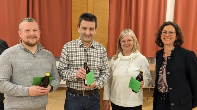 Stefan Bayerl, Karl Kiesl und Evi Knorr (von links) wurden für ihren langjährigen Einsatz rund um den Christbaum in der Kirche von Pfarrgemeinderatssprecherin Kerstin Kiener (rechts) besonders geehrt. (Bild: Christine Hofmann)