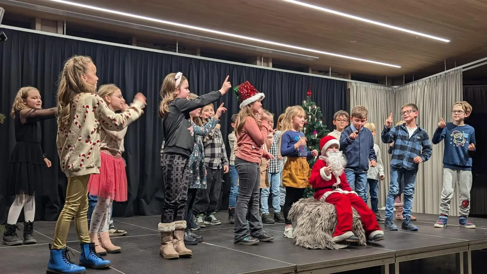 Weihnachtsrap der Klasse 2a (Bild: Kerstin Hironimus)