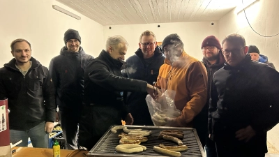 Landrat Roland Grillmeier (Mitte) als Grillmeister mit der Vorstandschaft der CSU Kulmain. (Bild: Stefanie Scherer)