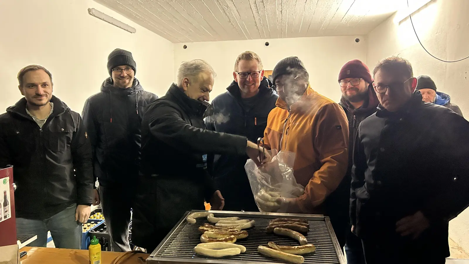 Landrat Roland Grillmeier (Mitte) als Grillmeister mit der Vorstandschaft der CSU Kulmain. (Bild: Stefanie Scherer)