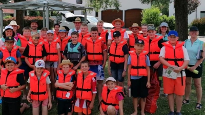 Kleine Ministranten ganz Groß: Viel Spaß hatten die 22 Kinder aus der Pfarreiengemeinschaft Ensdorf-Rieden-Vilshofen beim diesjährigen Ministrantenausflug auf der Vils mit Kanus. (Bild: Marion Hollweck)