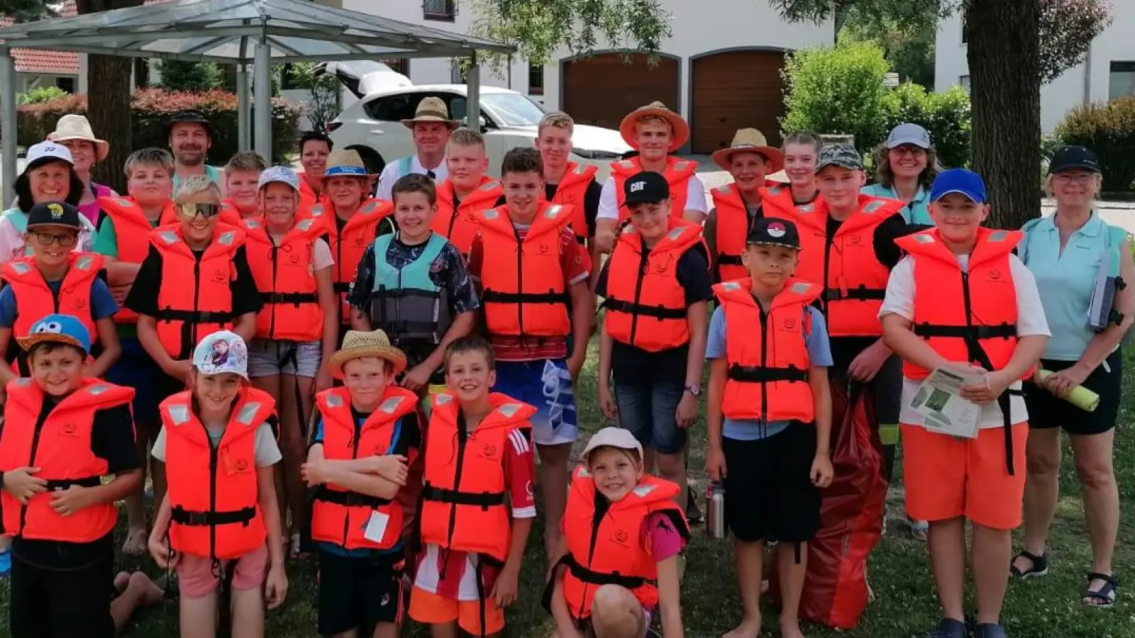 Kleine Ministranten ganz Groß: Viel Spaß hatten die 22 Kinder aus der Pfarreiengemeinschaft Ensdorf-Rieden-Vilshofen beim diesjährigen Ministrantenausflug auf der Vils mit Kanus. (Bild: Marion Hollweck)