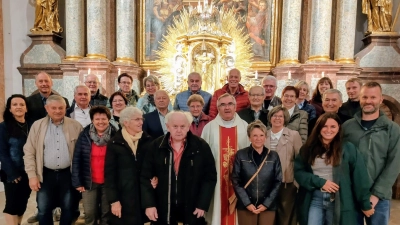 Gruppenbild der Jubelpaare mit Pfarrer Slawomir (Bild: Renate Marshall)
