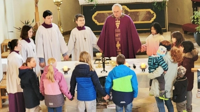 Kinder und Jugendliche beten mit Pfr. Roland Klein das Vater unser. (Bild: Carola Helm)