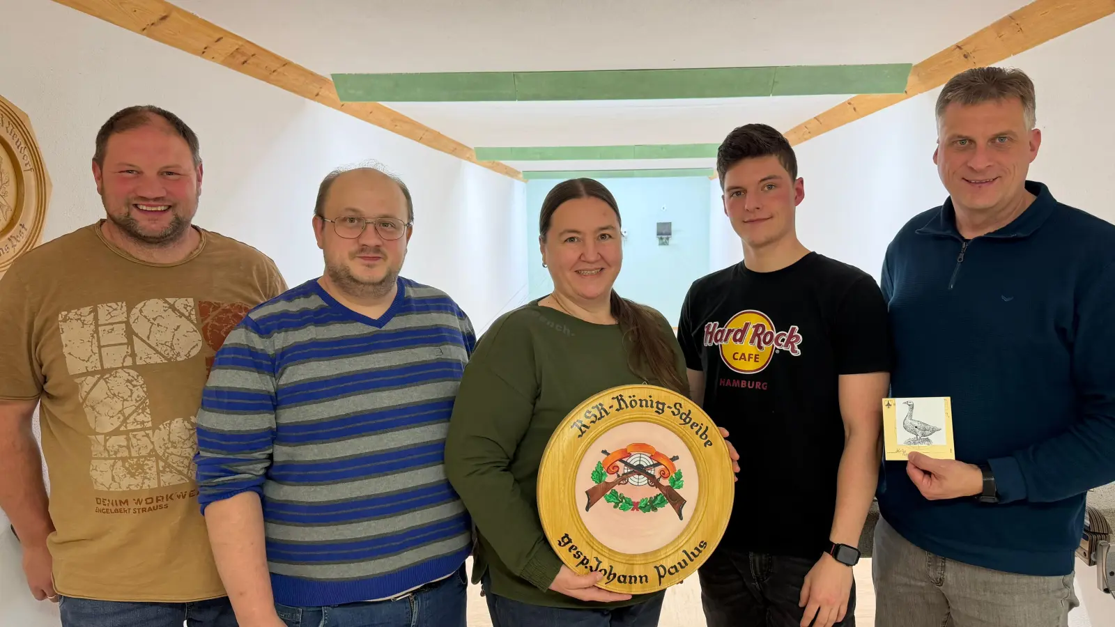 Schützenkönigin Stefanie Lindner mit der Königsscheibe (Bildmitte) sowie den Preissieger des Weihnachtsschießen Thoma Sehr (rechts), sowie Schießleiter Christian Götz (links), Vorsitzender Dominik Lindner (2. v. links) und Julian Sehr ( 2 v. rechts). (Bild: Josef Argauer)