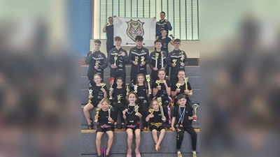 Luisa Pürner, Isabell Jung, Luise Fizia, Leon Wurster, Josy Fizia, Mila Wurster, Romy Müller, Paula Beyerlein, Marie Stahl, Adrian Lieder, Luis Müller, Leon Hovhannisyan, Paul Neumann, Max Fizia, Coach Jenny Wurster, Erich Aul und Christian Pürner (Bild: Alexandra Fizia)