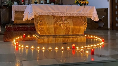 Kinder beten den Rosenkranz mit kindgerechten Methoden (Bild: Martin Pflug)