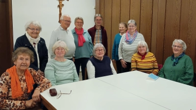 Pfarrer Andreas Ruhs und Frauen des Ökumenischen Frauentreffs Neunkirchen (Bild: Brunhilde Spannl)