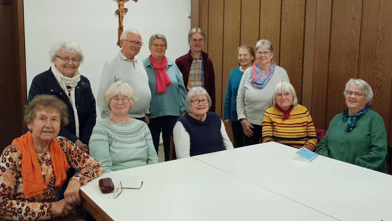 Pfarrer Andreas Ruhs und Frauen des Ökumenischen Frauentreffs Neunkirchen (Bild: Brunhilde Spannl)