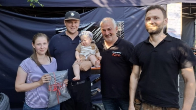 Die Neugeborenen mit den Eltern und 1. Vorstand Thomas Krämer, 1. Kommandat Markus Uschold, 2. Vorstand Andreas Kraus und KBM Reinhold Stangl (Bild: Sabrina Schwendner)