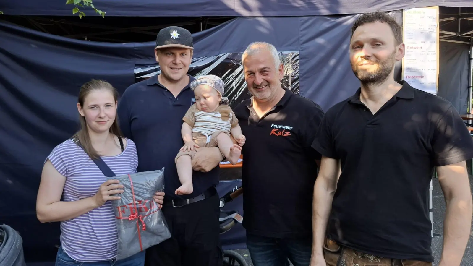 Die Neugeborenen mit den Eltern und 1. Vorstand Thomas Krämer, 1. Kommandat Markus Uschold, 2. Vorstand Andreas Kraus und KBM Reinhold Stangl (Bild: Sabrina Schwendner)