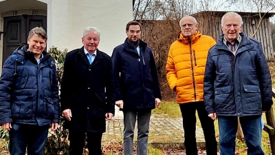 Die Besuchergruppe bei der Besichtigung der Kapelle in Tröglersricht. Von links: Benjamin Zeitler, Hans Forster, Stephan Oetzinger, Lothar Höher, Alois Lukas. (Bild: Alois Lukas junior)