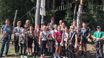Die Kinder freuen sich nach der Einweisung auf den Kletterpark – gemeinsam mit dem Vorsitzenden Markus Kaufmann (links) und ihrem Begleiter. (Bild: Julia Manze)