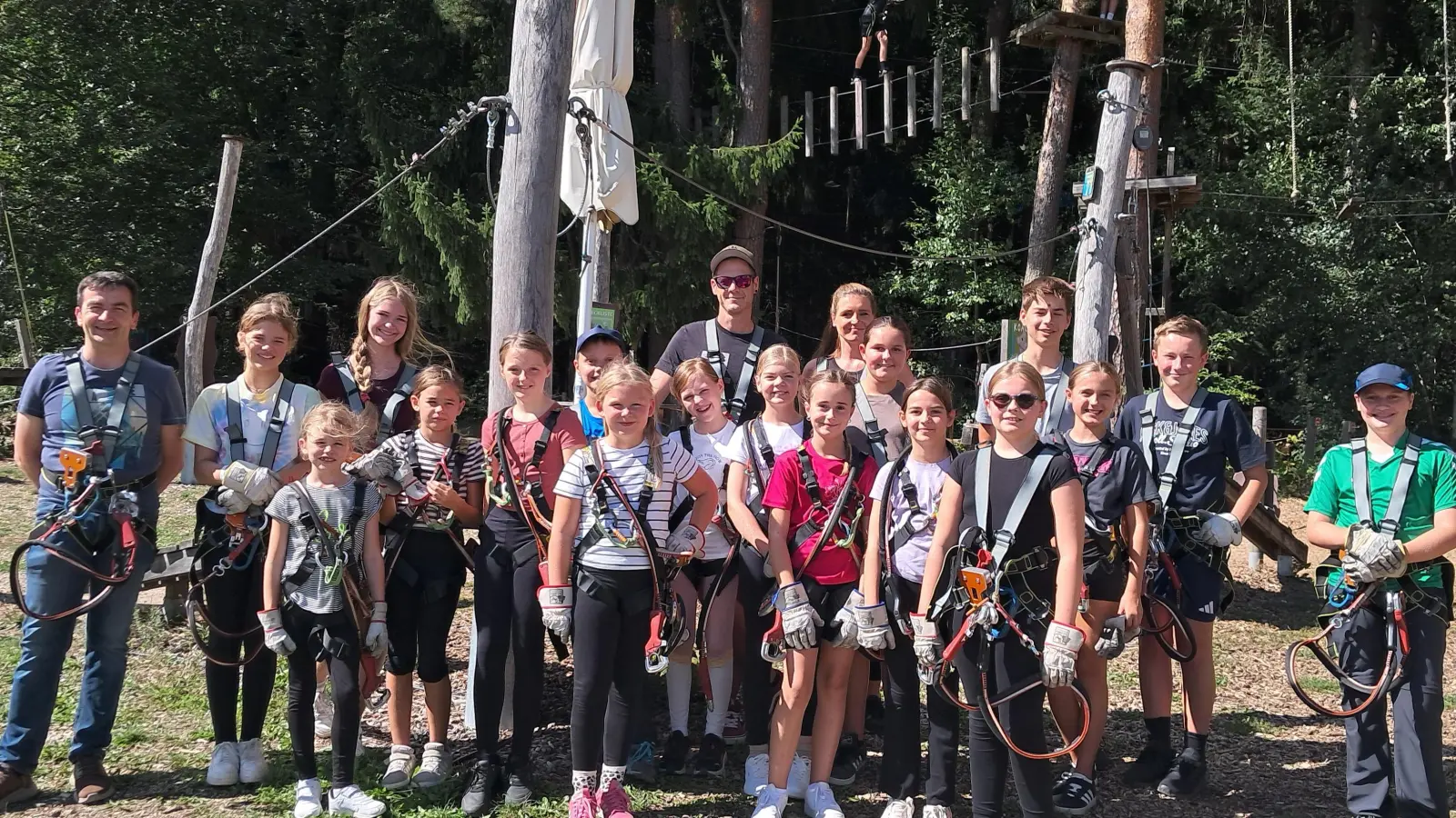 Die Kinder freuen sich nach der Einweisung auf den Kletterpark – gemeinsam mit dem Vorsitzenden Markus Kaufmann (links) und ihrem Begleiter. (Bild: Julia Manze)
