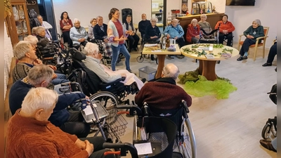 Frau Nickl beim vorstellen der Kastanienknospen  (Bild: Cornelia Neubauer)