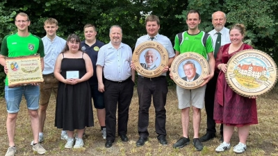 Gauschützenmeister Johann Kellner (Zweiter von rechts) und Gausportleiter Jonas Pühler (Zweiter von links) mit den Siegern der Ehrenscheiben. (Bild: Renate Kellner)