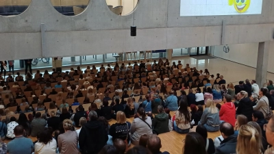 Ein starker Start ins neue Schuljahr: Die 167 Schülerinnen und Schüler füllten zusammen mit ihren Eltern am ersten Schultag die Aula der Realschule am Tor zur Oberpfalz.  (Bild: Walter Thurn)