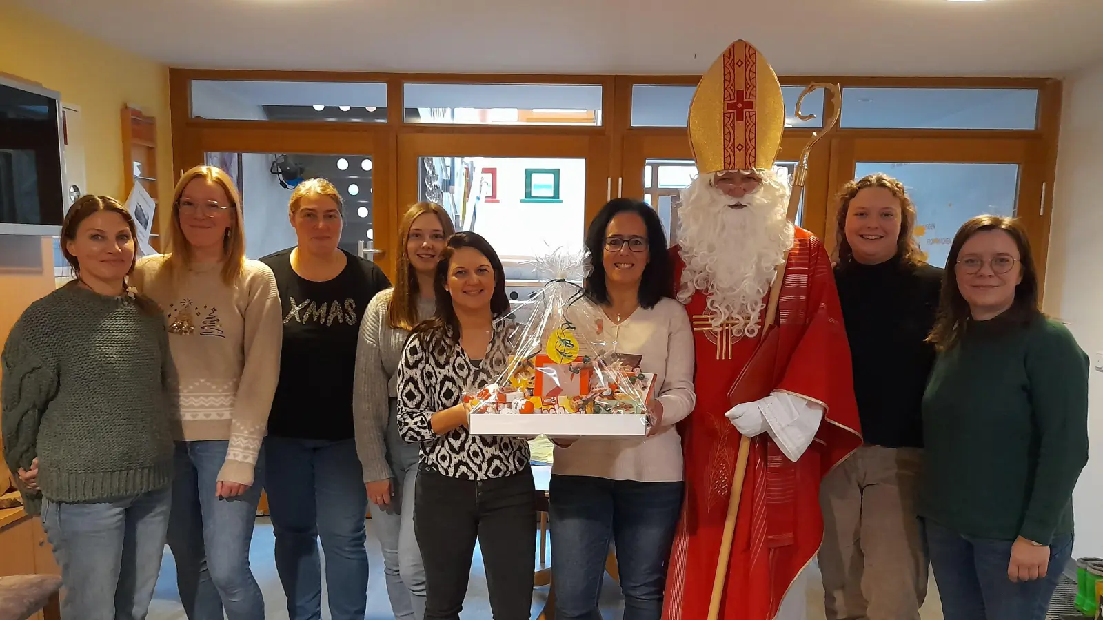 Bischof Nikolaus - Jürgen Meyer aus Weiden feierte sein 30-jähriges „Dienstjubiläum” im Kindergarten (Bild: Stefanie Unterburger)