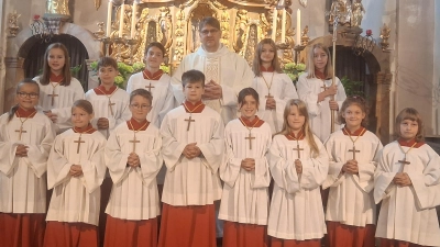„Am vergangenen Sonntag konnten in der Pfarrei St. Leonhard 8 neue Ministranten aufgenommen werden. (Bild: Michaela Panzer)