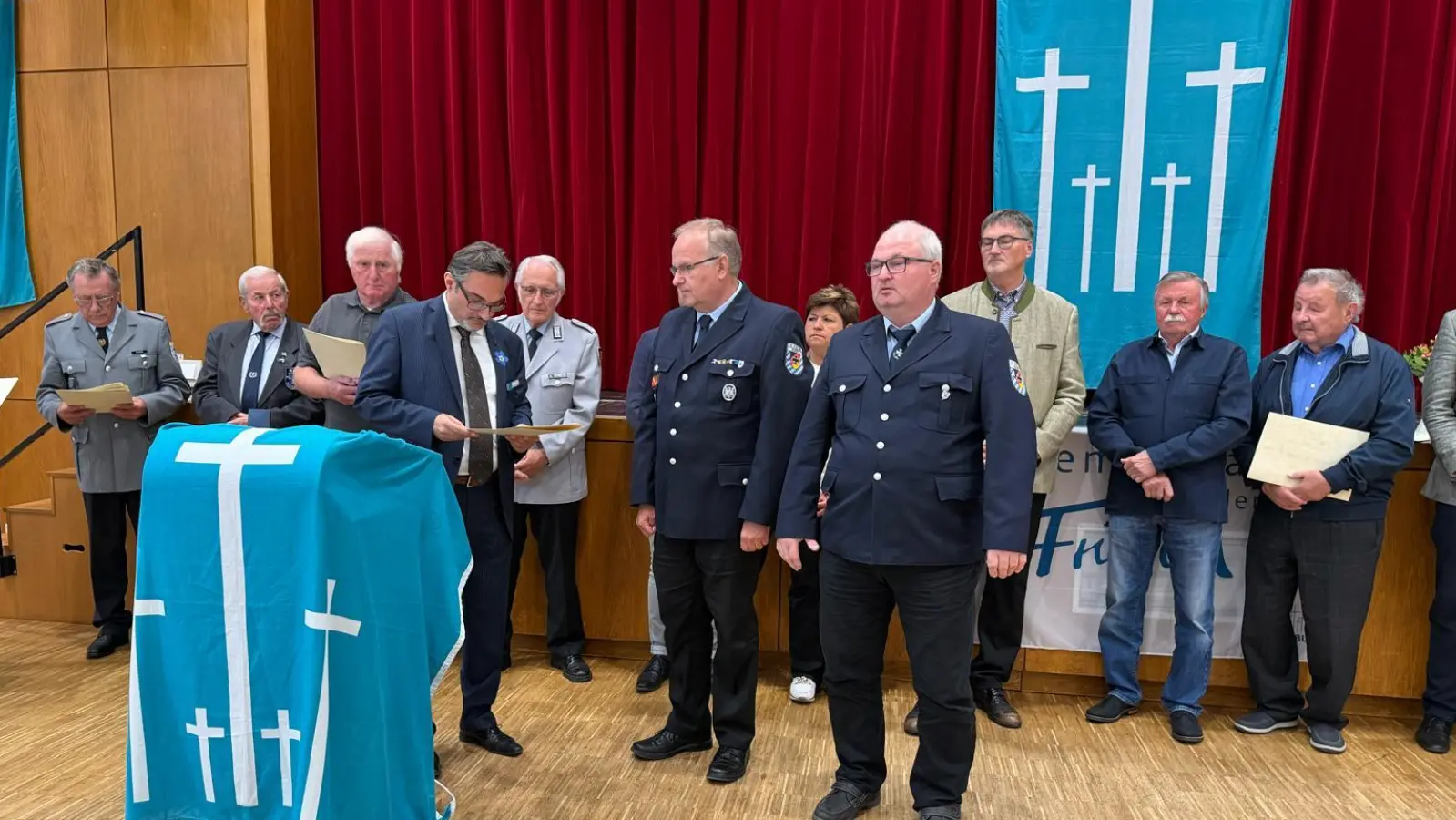 Dankempfang in der Jahnhalle in Regenstauf vom Volksbund Deutsche Kriegsgräberfürsorge e.V. (Bildmontage: Martin Bär )