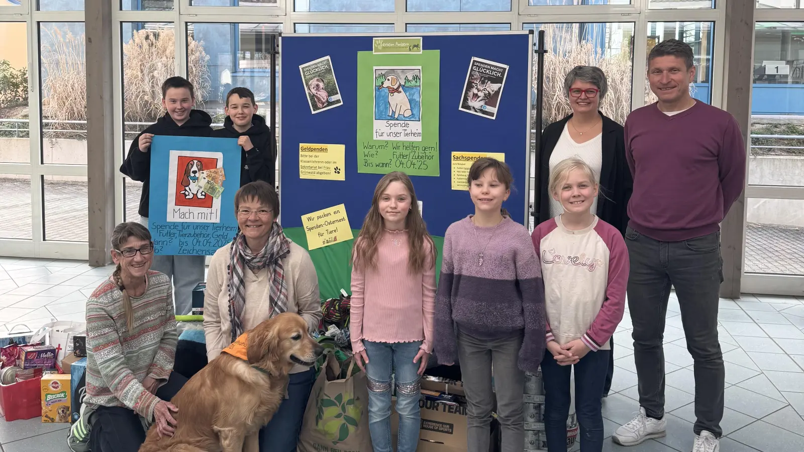 Rektorin Birgit Koholka und Rektor Florian Fuchs freuen sich gemeinsam mit den Lehrkräften Felicitas Berger und Martina Schober sowie den Schülern und Schulhund Rudi über das tolle Ergebnis der Aktion. (Bild: Christine Schmeiler)