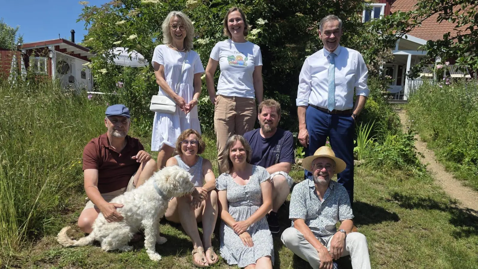 Hinten: Christine Berek, Kreisfachberaterin Claudia Büttner, Landrat und erster Vorsitzender des Kreisverbands für Gartenkultur Peter Berek, Vorne: Matthias und Doris Grimm (Gartenbesitzer aus Röslau), Ina und Jörg Mauga (Gartenbesitzer aus Neuhaus) und Peter Plaß, zweiter Vorsitzender des Kreisverbands im idyllischen Garten der Familie Mauga. (Bild: Anke Fähnrich)