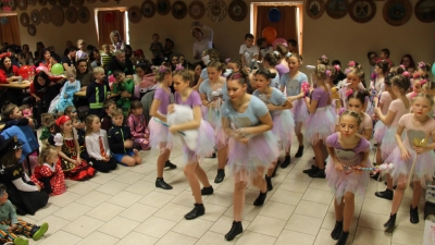 Für einen Höhepunkt sorgte die Jugendgarde der Faschingsgesellschaft „Grün-Weiß“ Oberviechtach mit ihrem Auftritt.  (Bild: Ludwig Dirscherl)