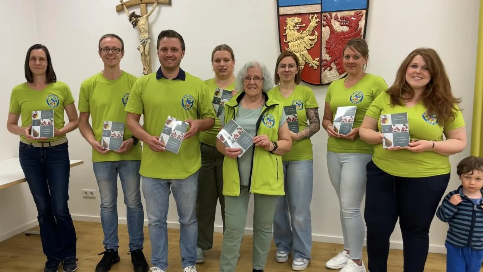 Das Kochbuch Team des OGV Schirmitz präsentiert stolz das Schirmitzer Kochbuch, Bürgermeister Ernst Lenk und Künstlerin Gerda Moser erhielten eines der ersten Exemplare  (Bild: Norbert Moser)