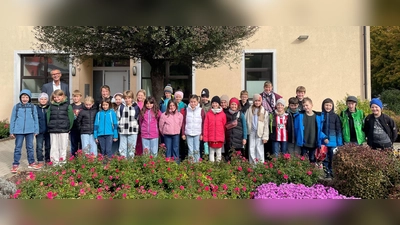 Die Schüler und Schülerinnen der 4. Klasse vor dem Rathaus Neukirchen. (Bild: Christina Simon)