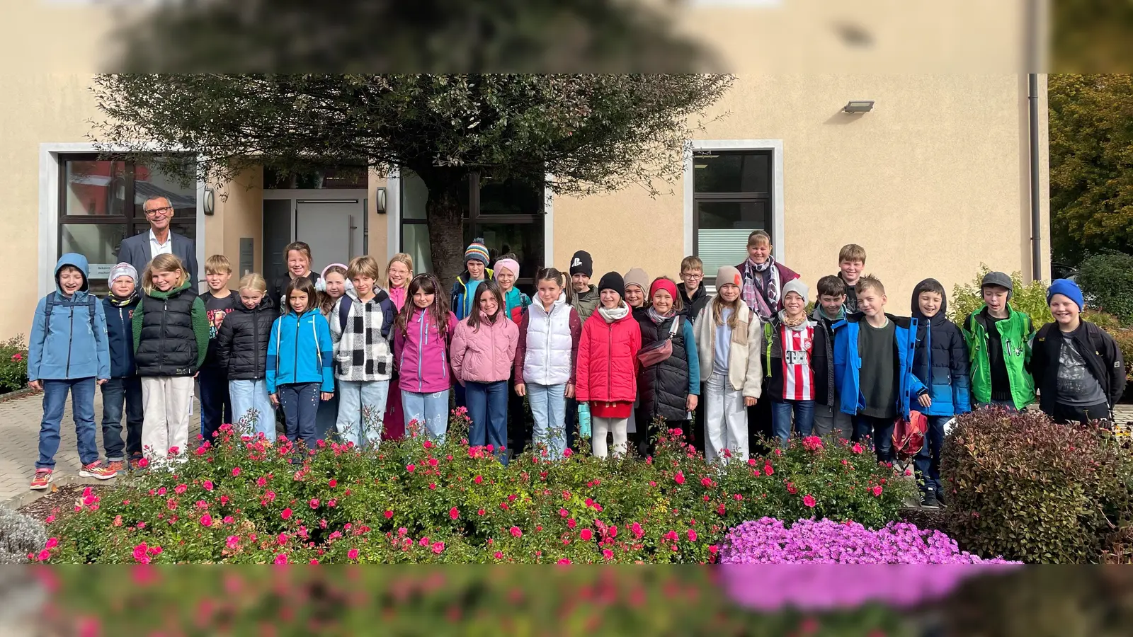 Die Schüler und Schülerinnen der 4. Klasse vor dem Rathaus Neukirchen. (Bild: Christina Simon)