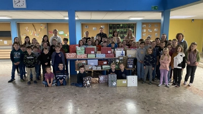 Viele Hände packten Geschenke für die Kinder in den ärmeren Gegenden osteuropäischer Länder ein. (Bild: Josef Glas)