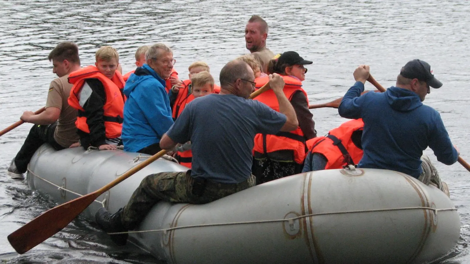Professionell legten Dennis Herrmann, Werner Fellner, Patrick Kraus und Robert Scholz (von links) an der Landzunge an. (Bild: Johann Kneißl)