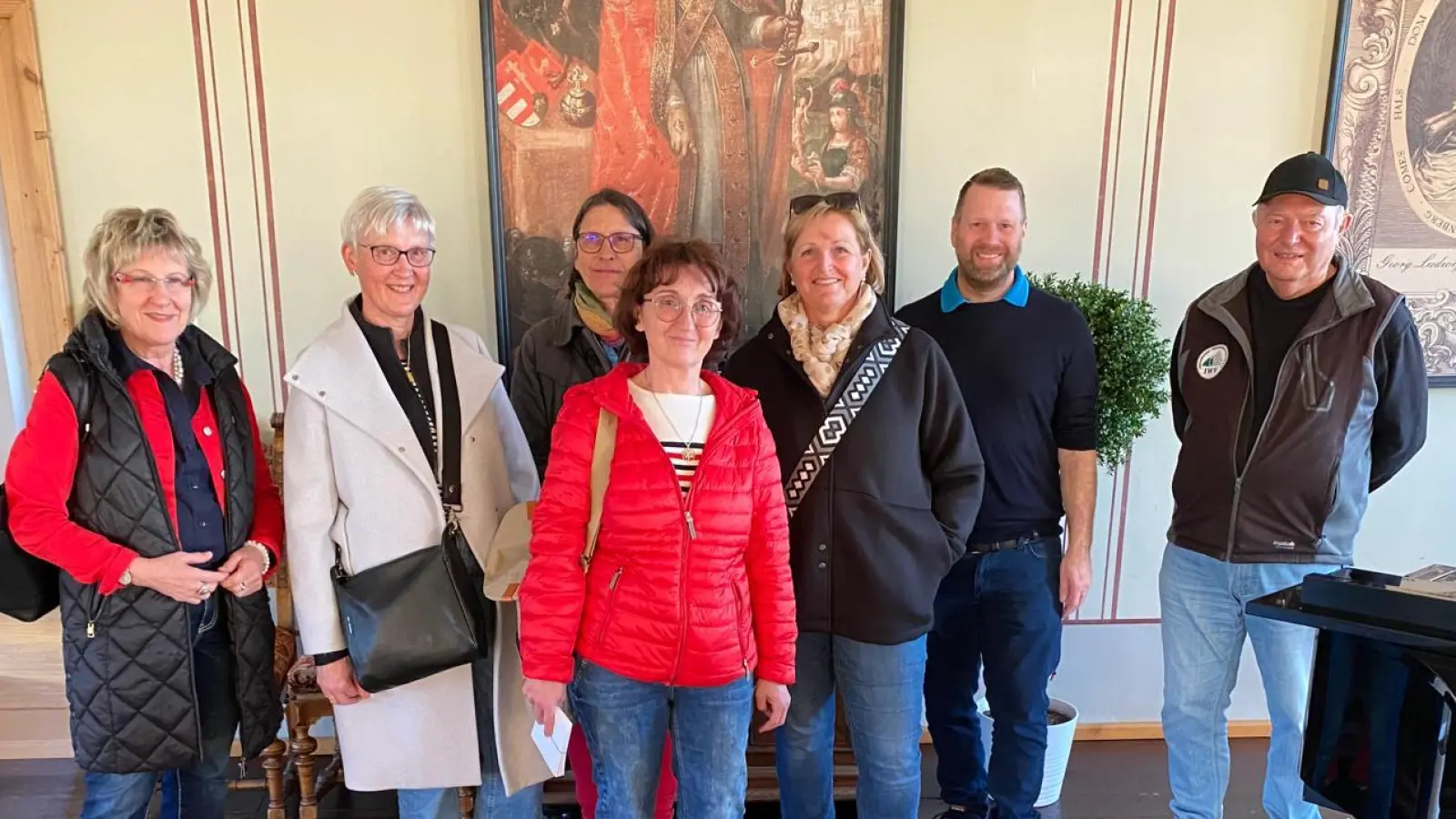 Die Gästeführer besuchten auch den Bürgersaal in Pfreimd im Rahmen der Führung. (Bild: Ulli Süß)