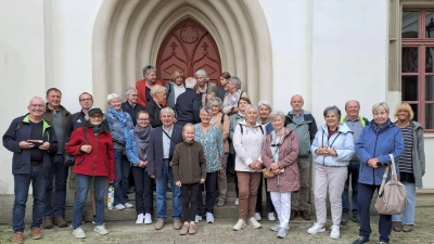 Die Besucher vor dem Schloss in Bor. (Bild: Peter Egerer)