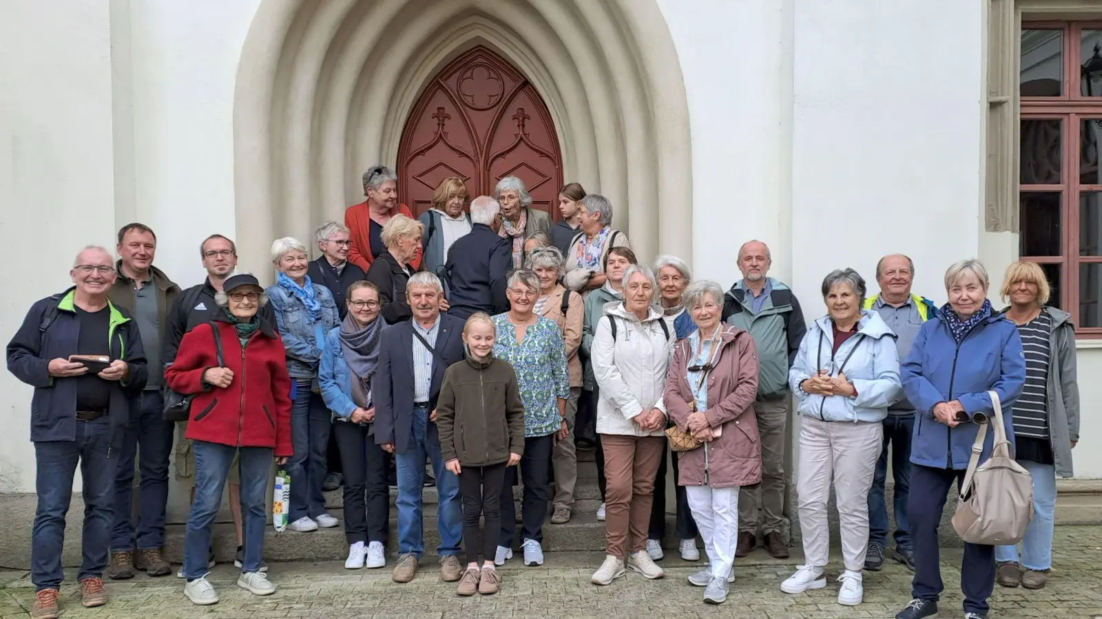 Die Besucher vor dem Schloss in Bor. (Bild: Peter Egerer)
