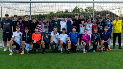 Die C-Jugend (U15) der SG Kemnath/Kastl/Waldeck mit Physiotherapeut Matthias Argauer nach der gemeinsamen Fitnesseinheit (Bild: Lukas Fiedler)