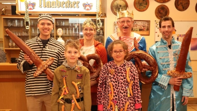 Die neuen Faschingshoheiten: Erster Ritter Samuel Fritz (v.l.), Kinderfaschingskönig Elias Hentschel, Liesl Katharina Salbeck, Kinderliesl Malek Ghidaoi, Faschingskönig Klaus Jaintzyk und Zweiter Ritter Thomas Rybak (Bild: Michael Rabenhofer)