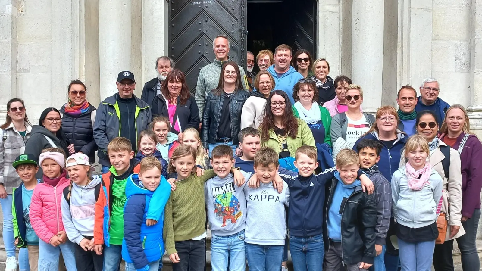 Die 16 frisch gebackenen Kommunionkinder der Pfarreiengemeinschaft Winklarn-Thanstein besuchten beim Kommunionausflug unter anderem das Kloster Weltenburg. (Bild: Matthias Niebauer)