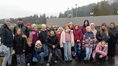 Die 4.Klasse vor dem Nachklärbecken (Bild: Emily Koller)