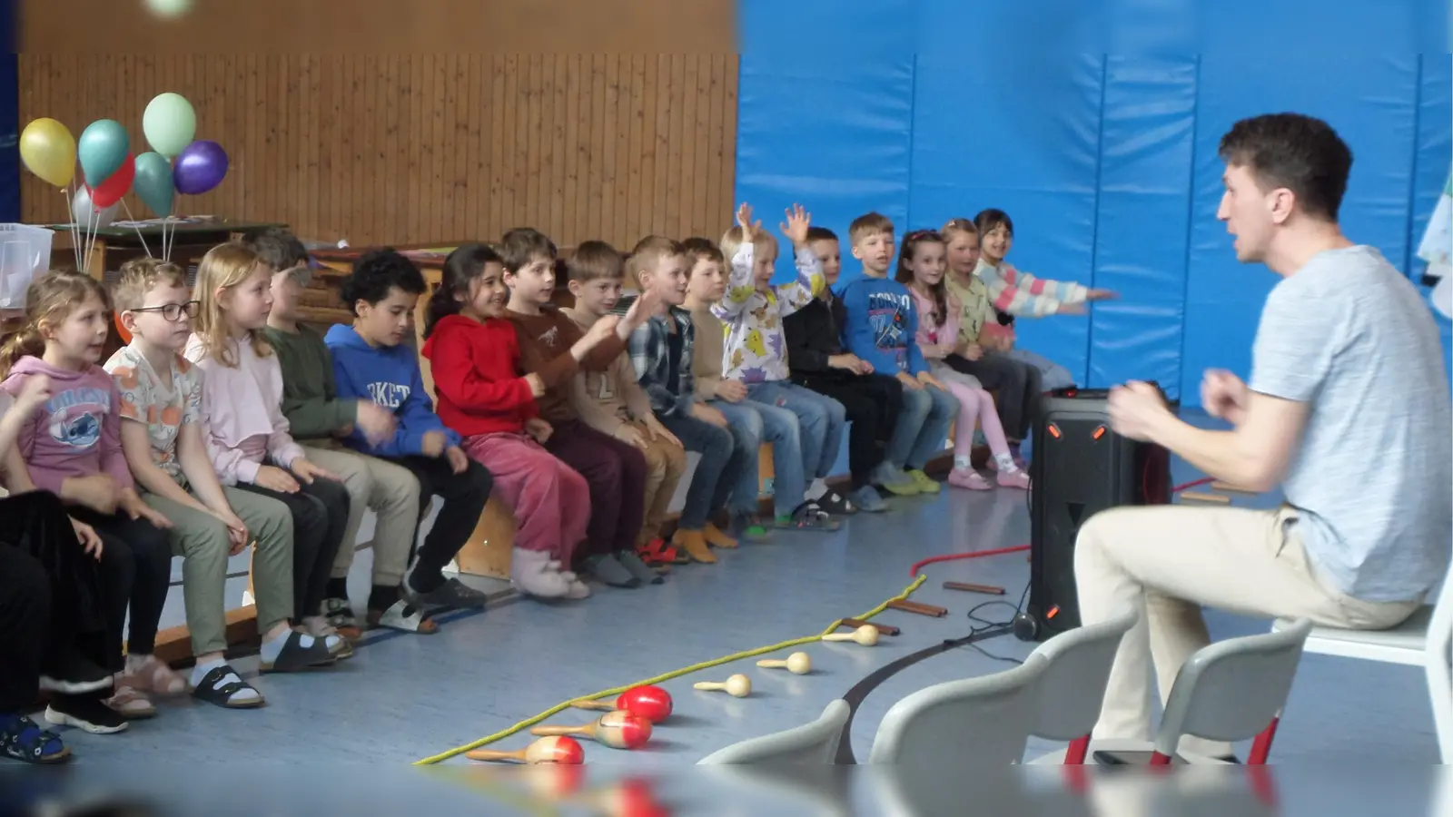 Gleichzeitig aufgeregt und stolz waren die Buben und Mädchen der 1. Klasse als sie den afrikanischen Song „Si ma ma kaa”, welchen sie mit dem Musiker Sandro Augustin einstudiert hatten, den Mitschülern und den Eltern in der Schulversammlung vorführen durften. (Bild: Gabriela Bäumler)