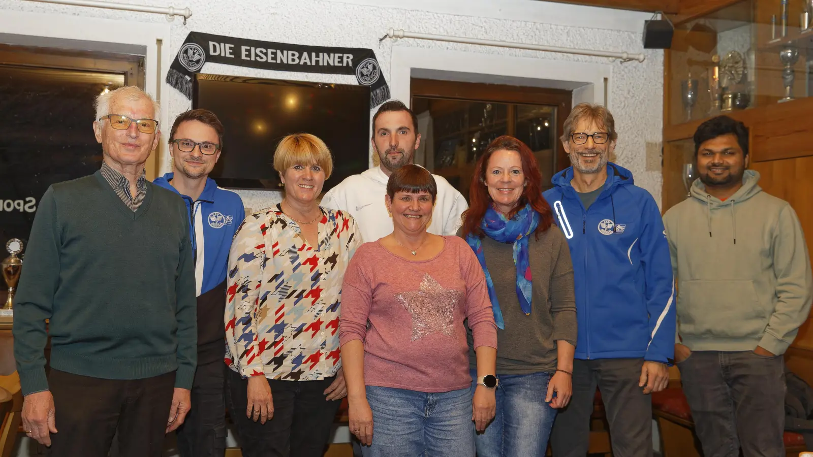 Von links: 1.Vorsitzender Bernhard Saurenbach, Schriftführer Philipp Bäumler, Spartenleiterin Softball Silvia Jüntgen, 2.Vorsitzender Christoph Schuster, Beirat Sabine Bäumler, Schatzmeister Bettina Baumgärtner, Spartenleiter Leichtathletik Robert Schißlbauer, Spartenleiter Cricket Zulfihar Avuliya. (Bild: Bernhard Bäumler)