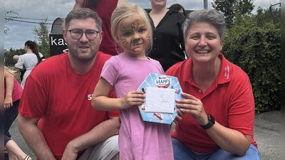 Gewinnerin des letztjährigen Ballonwettfliegens: Josefine Greim<br>Links: Thorsten Bauer (2. OV-Vorsitzender), rechts: Anja Kirschsieper (1. OV-Vorsitzende) (Bild: Oxana Tolkuschkin)