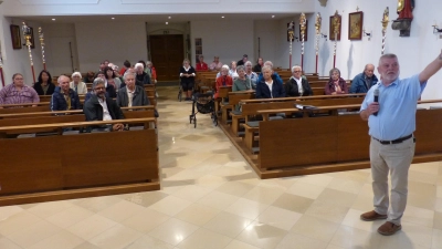 Aufmerksam hörten die Besucher dem Kirchenführer Hubert Zitzmann (stehend) zu, der die Geschichte der Kirche erläuterte. (Bild: Sieglinde Schärtl)