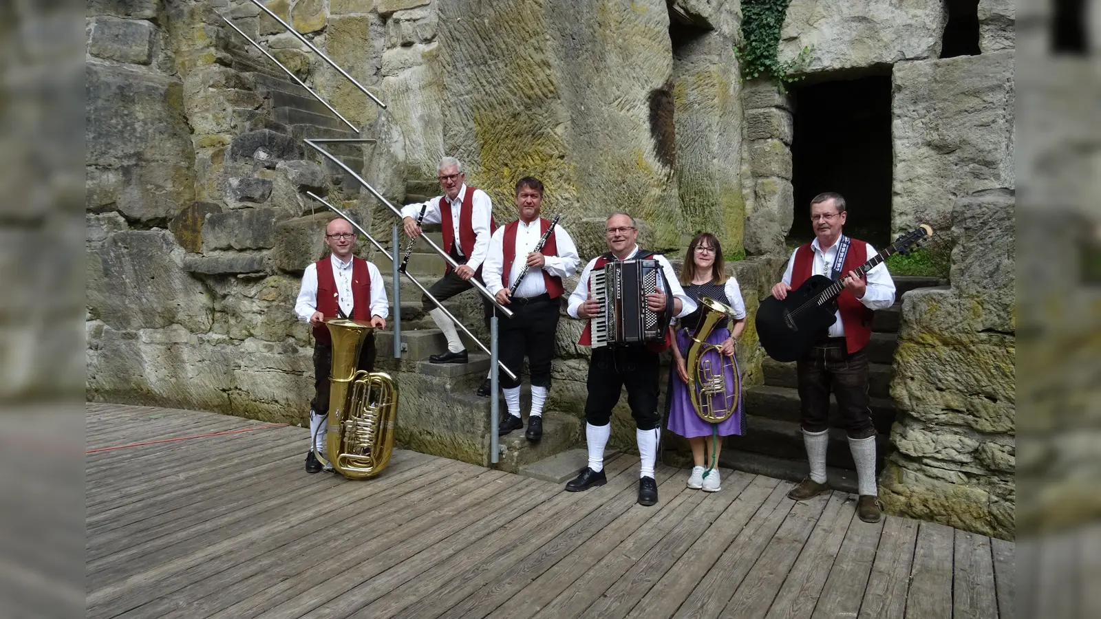 Die Störnsteiner Tanzlmusi spielt für die Gäste zum Tanz auf. (Bild: Michaela Schuller)