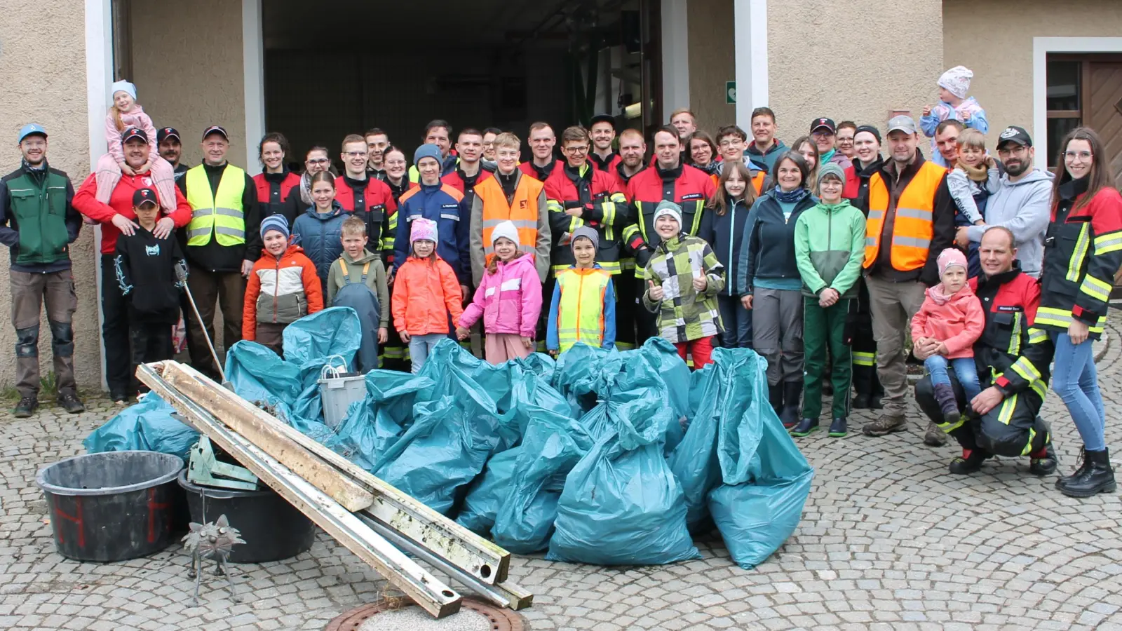 Rund 30 Säcke voller wild entsorgtem Müll, dazu ein Bettgestell und jede Menge Pfandflaschen: Nur bedingt konnte sich das Trabitzer „Rama dama”-Müllsuchkommando über den Erfolg seiner Aktion freuen. (Bild: Bernhard Piegsa)