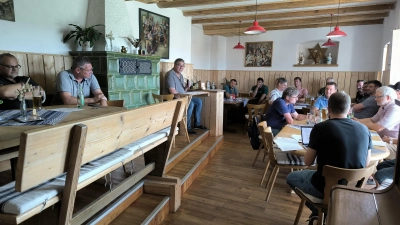 Erster Vorsitzender Andreas Bösl (Mitte) begrüßte die Anwesenden zur Mitgliederversammlung im Zeiglhaus Parkstein. (Bild: Corinna Franz)