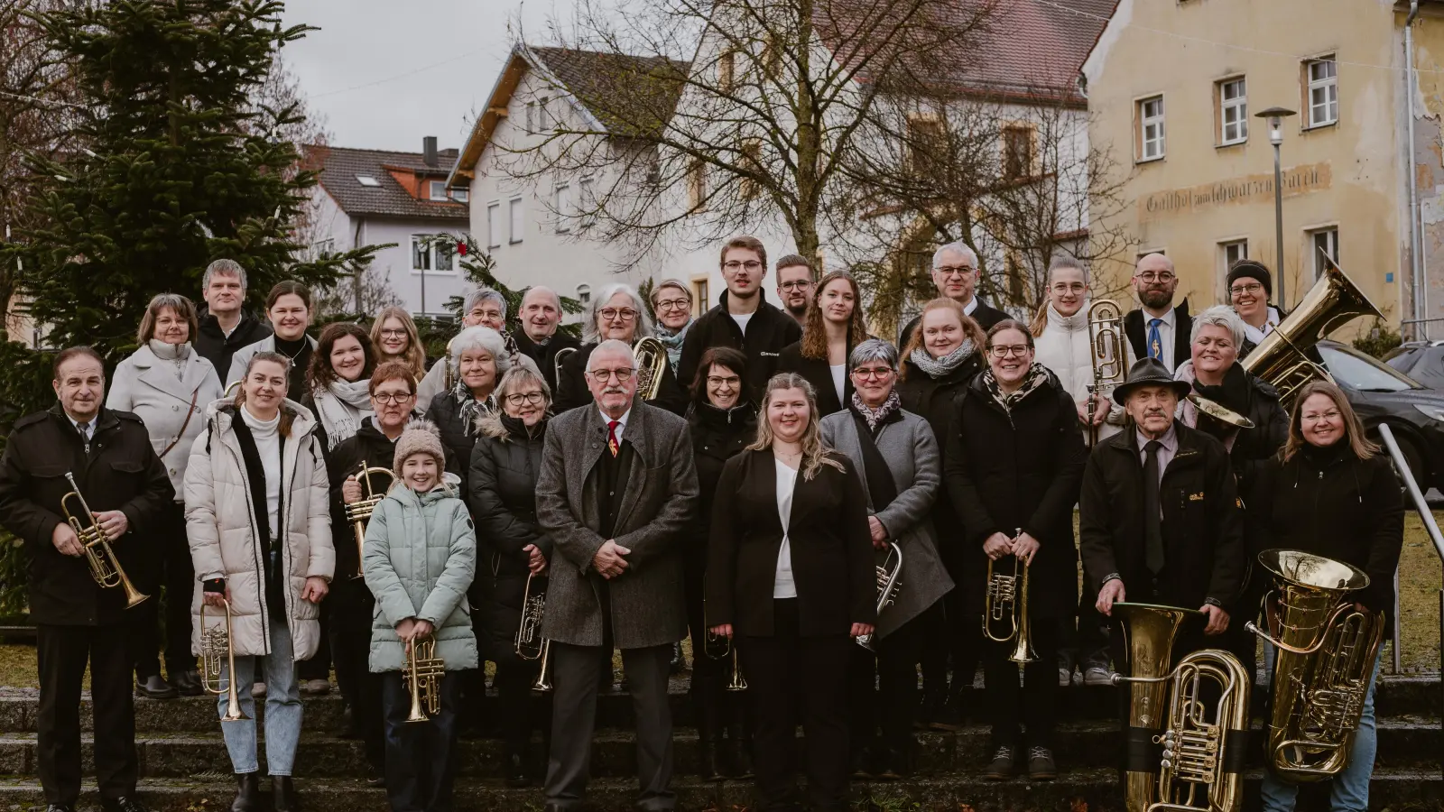 verabschiedeter Chorleiter Heinrich Müller, neue Chorleiterin Maria Dreyer (Mitte), sowie die Mitwirkenden Bläserinnen und Bläser der Posaunenchöre Thansüß, Edelsfeld, Kaltenbrunn, Kohlberg und Mantel. (Bild: Maria Dreyer )