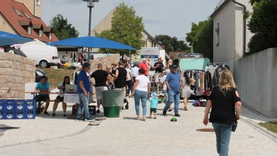 Ein Straßenfest mit internationalen Speisen und Flohmarkt: Die Idee kam bei den Pressathern gut an. Obendrein spielte „Sankt Petrus” mit und sorgte für perfektes Flanierwetter. (Bild: Bernhard Piegsa)