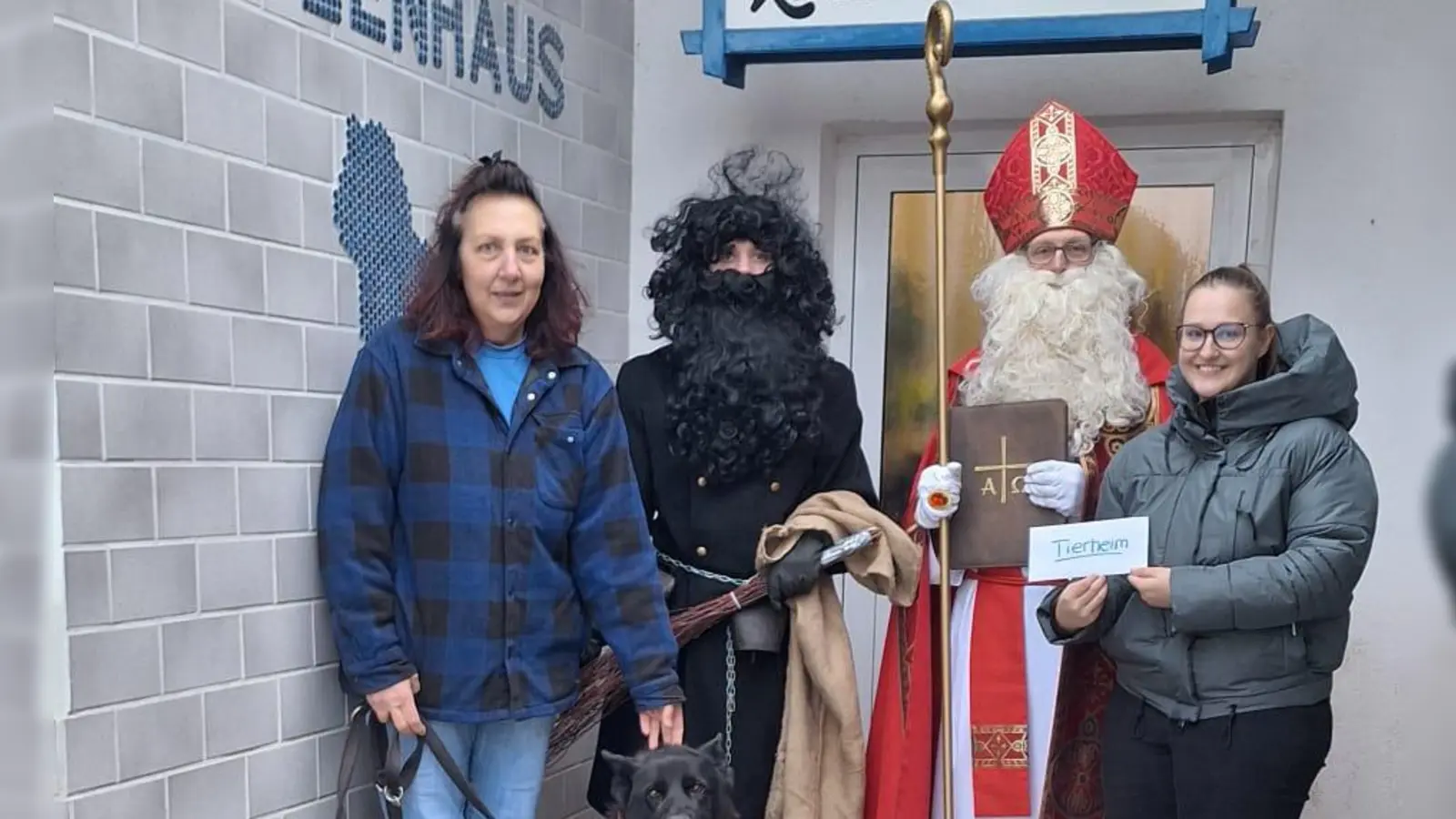 Daniela Riedl, Leiterin der Tierheims Tirschenreuth mit Rex und das Nikolausteam Windischeschenbach. (Bild: Stephan Schieder)