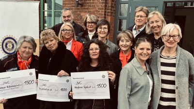 Über eine Spende von 1.500 Euro freuen sich Barbara Faltenbacher von den Maltesern, Susanne Vorsatz von der Initiative e.V. und Rainer Sindersberger von der Tafel. Ebenso im Bild einige Damen des Inner Wheel Club Weiden.  (Bild: Petra Jüttner)